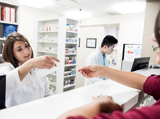 Personas en una farmacia