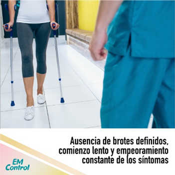 Con ausencia de brotes definidos, un comienzo lento y un empeoramiento constante de los síntomas y de la discapacidad