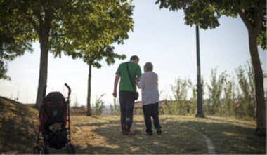 El hombre y la mujer están caminando