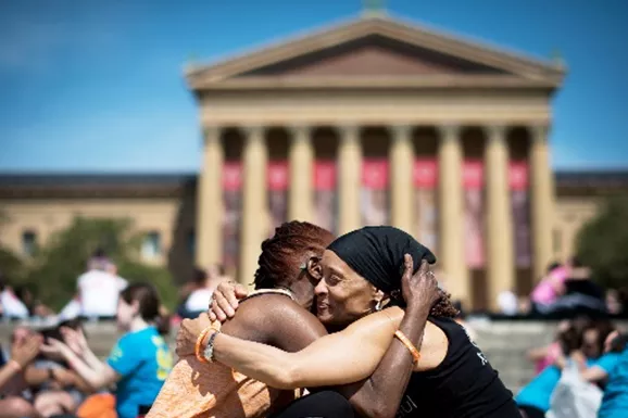 abrazos en un parque