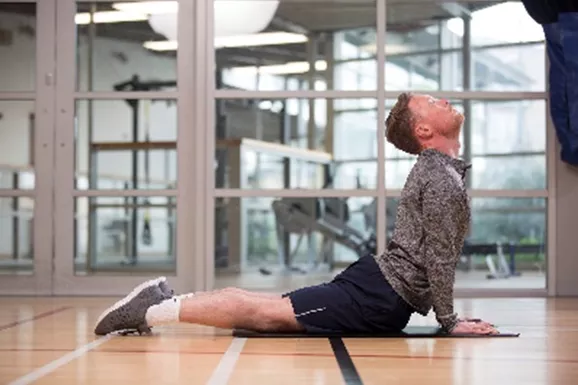 El hombre está practicando yoga