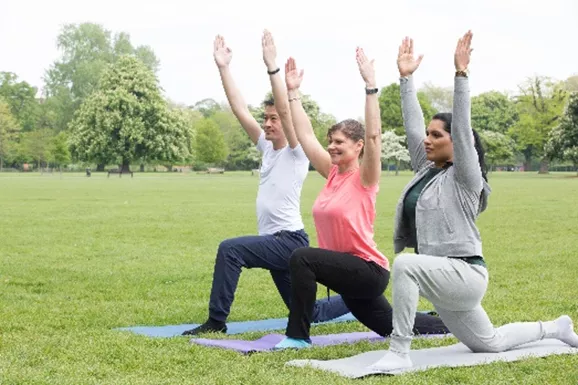 yoga en un parque