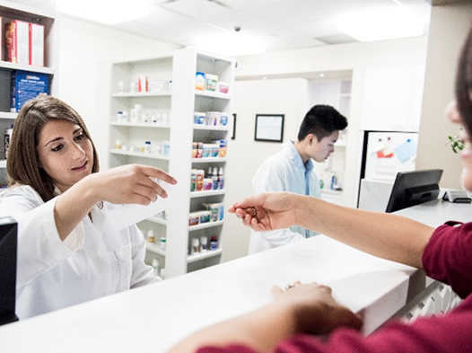 Personas en una farmacia